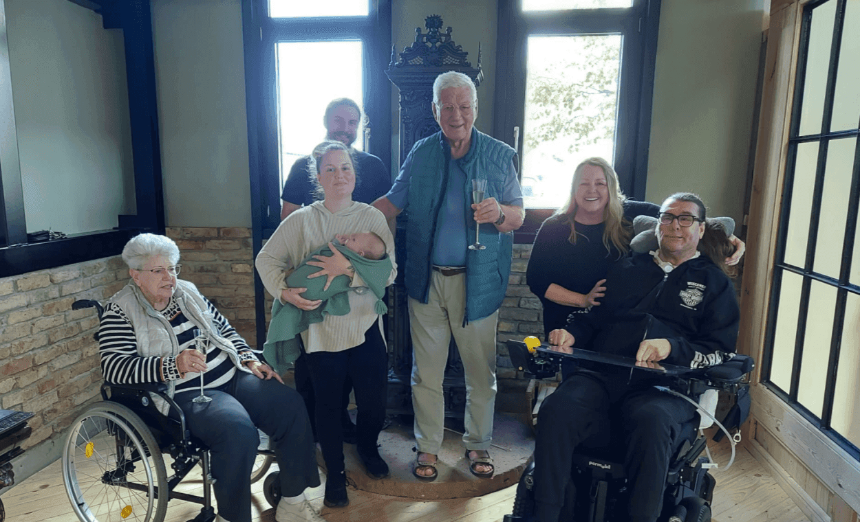 Das Gruppenbild vor dem Ofen im Besprechungsraum zeigt den Geschäftsführer und vier Generationen seiner Familie. Sie feiern gemeinsam den erfolgreichen Umzug der Antik Ofen Galerie.